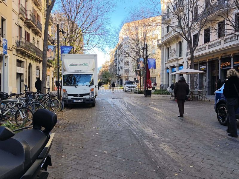 Foto ddc6f4c4-b7fb-4759-8d5a-08e4b84ddac4. Aparcament cotxe a Dreta de l´Eixample Barcelona