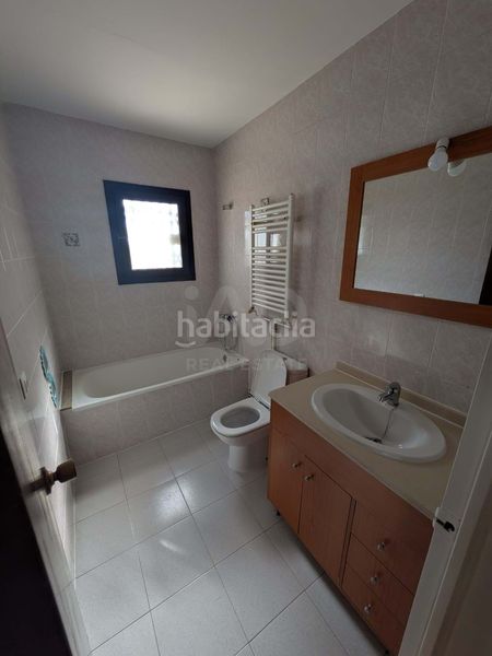 Foto bcad054b-8112-4584-a7e7-99d2a6dc2473. Casa amb calefacció aparcament a San Jorge