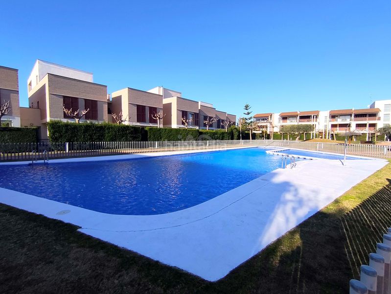 Foto a0b1cd3c-4680-4c83-b851-b0f09b70d0d8. Pis amb piscina a San Jorge