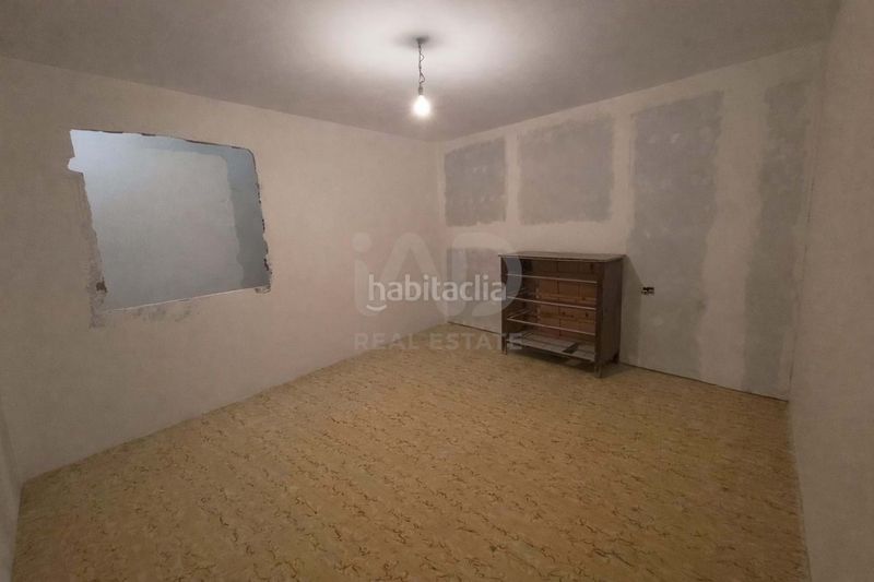 Foto f68730d0-7a5f-499a-bf44-00d643e45dc0. Casa aparellada a Cálig