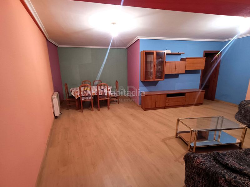 Foto 4d658661-eb80-4173-84d3-23fd87b0c435. Edifici a Sahagún