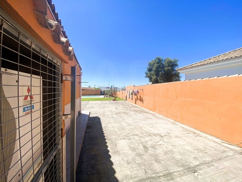 Foto a1879730-17f6-4835-b1e6-4ba5957eea3f. Chalet en calle eolo 2 en Núcleo urbano Chiclana de la Frontera