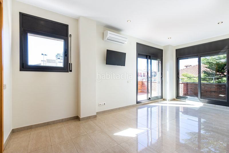 Foto 1759214c-a38d-4874-b8a6-b0db4fcf27d4. Casa amb calefacció aparcament piscina a Can Parellada Terrassa