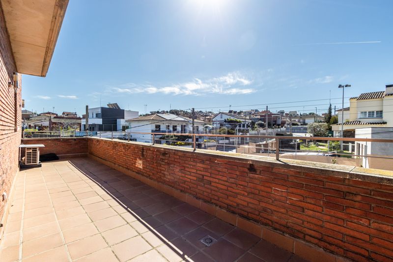 Foto 2961bd29-8e02-43e8-b29b-c3882dca41f4. Casa amb calefacció aparcament piscina a Can Parellada Terrassa
