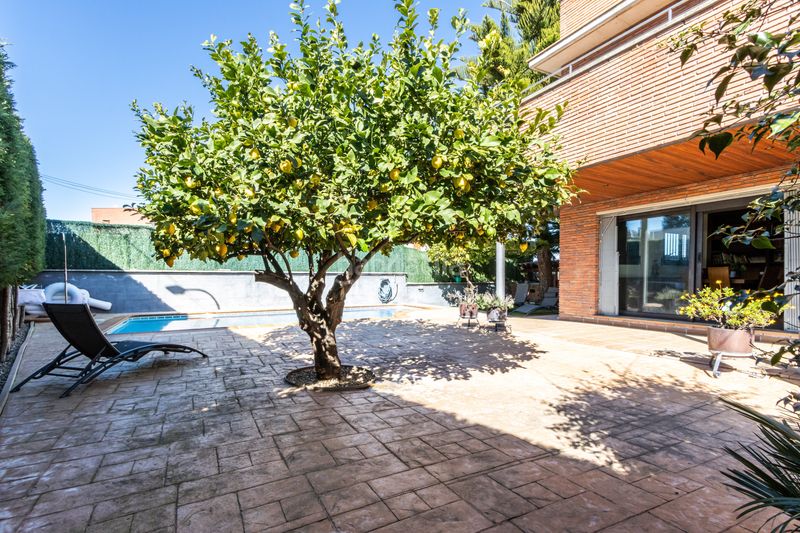Foto 7f4a97fc-3419-455d-ae7c-38dc48e92e45. Casa amb calefacció aparcament piscina a Can Parellada Terrassa