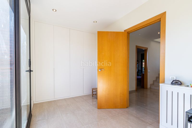 Foto d00b05d4-22f9-4fbd-9e28-039fc1f54e42. Casa amb calefacció aparcament piscina a Can Parellada Terrassa