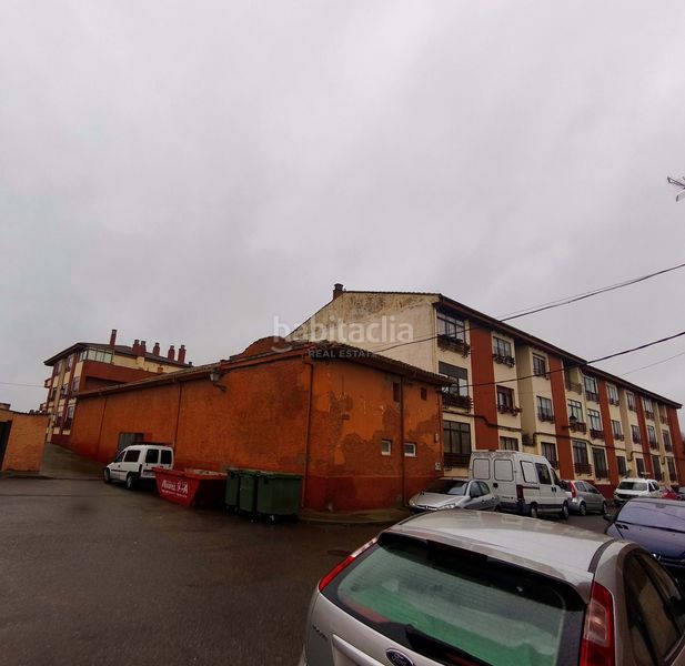 Foto 15b87279-c8b9-43d6-85b7-9bba7b2e74a3. Edificio in Mansilla de las Mulas