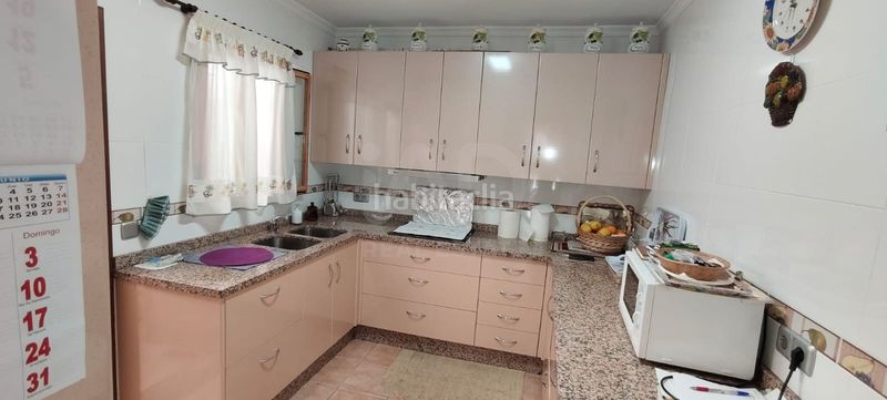 Foto 6851f3a4-df8e-4eda-8f6c-f47fec305852. Casa aparellada amb calefacció a Écija