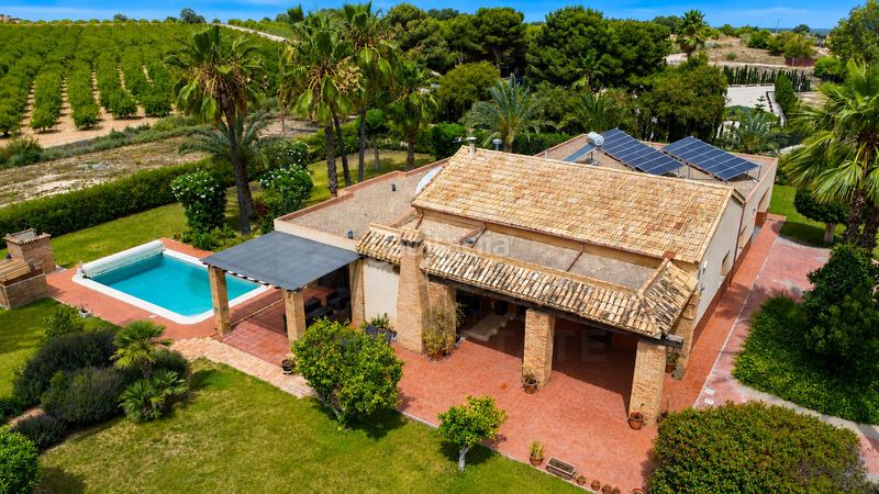 Foto 07126857-f949-4cf3-9e9a-c8941564e3e9. Casa amb calefacció aparcament piscina a Las Bayas Elche / Elx