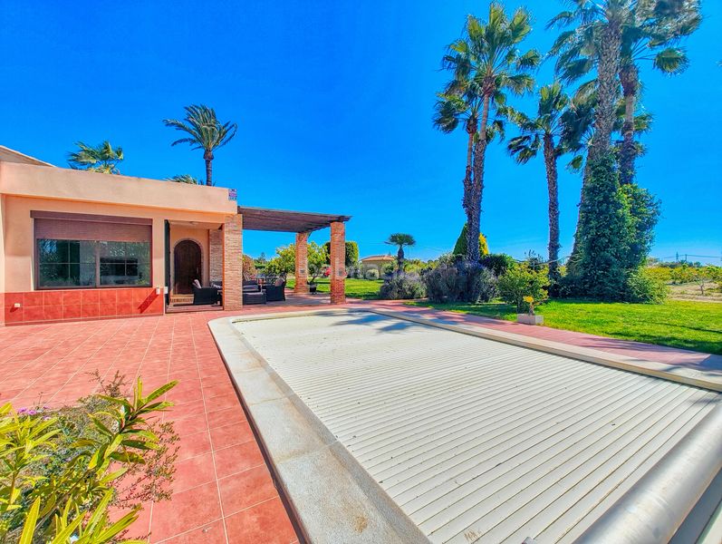 Foto 4abde898-b546-4d5b-8751-605100a9d363. Casa amb calefacció aparcament piscina a Las Bayas Elche / Elx