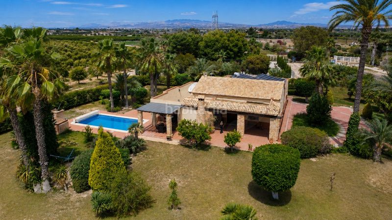 Foto 99a634d5-aa4b-477e-821d-751c54504247. Casa amb calefacció aparcament piscina a Las Bayas Elche / Elx