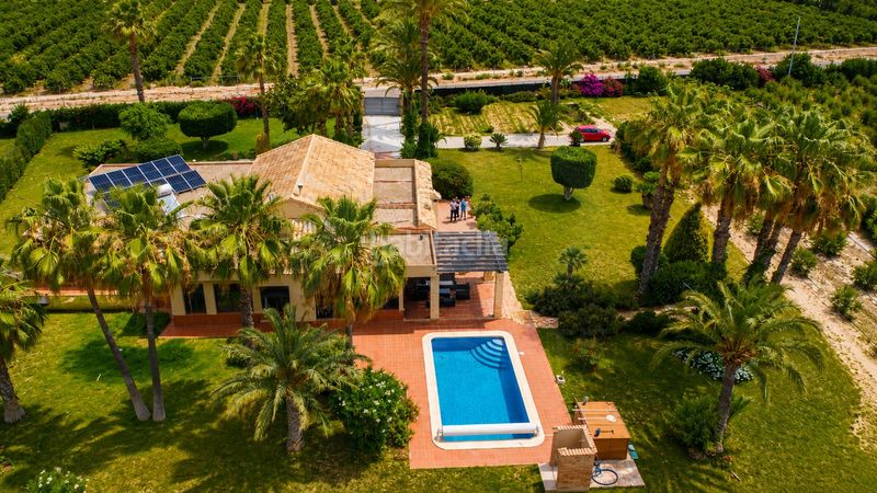 Foto f5997864-faaa-49ca-9f1c-c436f01bcc39. Casa amb calefacció aparcament piscina a Las Bayas Elche / Elx