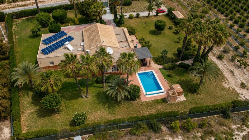 Foto f5db5371-40f0-4bd7-a6f2-4fe1752cf11a. Casa amb calefacció aparcament piscina a Las Bayas Elche / Elx