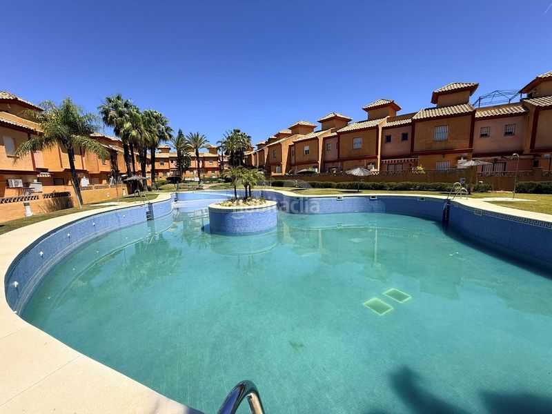 Foto b8d011e7-5b5b-4bb0-9a49-c4dd949e1a07. Casa aparellada amb calefacció piscina a Lepe