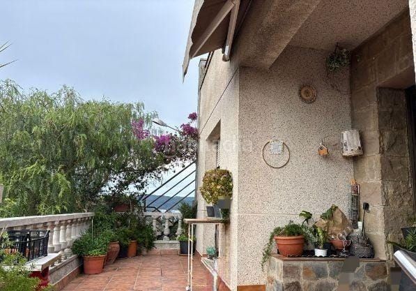 Foto 830a8249-23eb-4556-b80f-ef72307d4077. Casa amb calefacció aparcament a Les Martines Terrassa