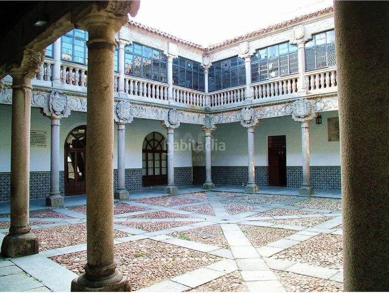 Foto f9b44c15-1b97-49c0-abe1-9b478b7eb180. Edificio en Torrijos