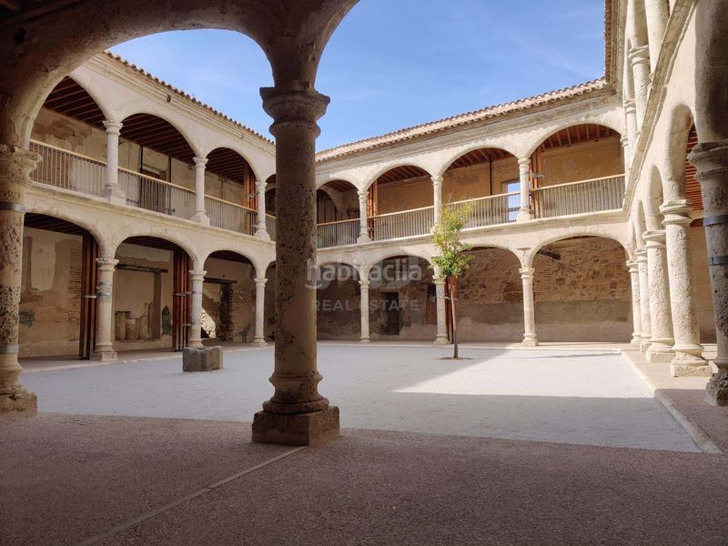 Foto 0a098d9d-13a7-45c9-96a4-40a74fe80bd5. Edifici a Torrijos
