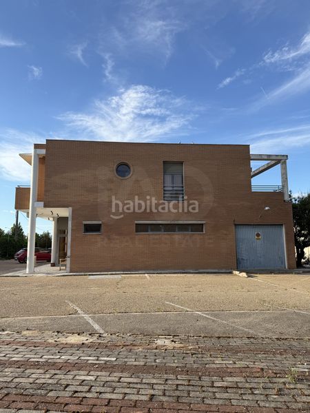 Foto 0b49f7c2-ed89-497a-bd5f-145f2cc76f64. Edifici a carretera de peñaranda 1 a Medina del Campo