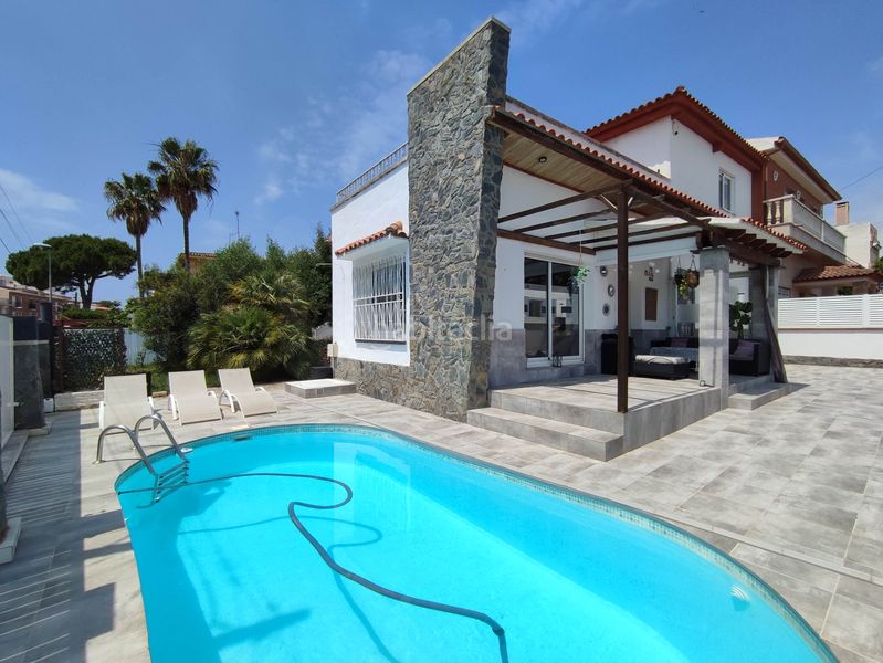 Foto 05e9bb44-9568-45ff-8a30-9c001953e860. Casa amb calefacció aparcament piscina a Cunit residencial Cunit