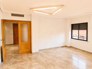Etagenwohnung in Plaza de Toros-Avenida Chapí-Trinquete