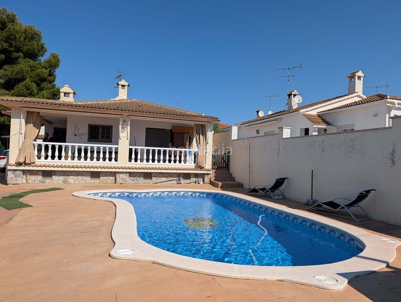 Foto 871444b9-3cba-4b2a-aba2-7586323fa84c. Chalet en Cunit residencial Cunit