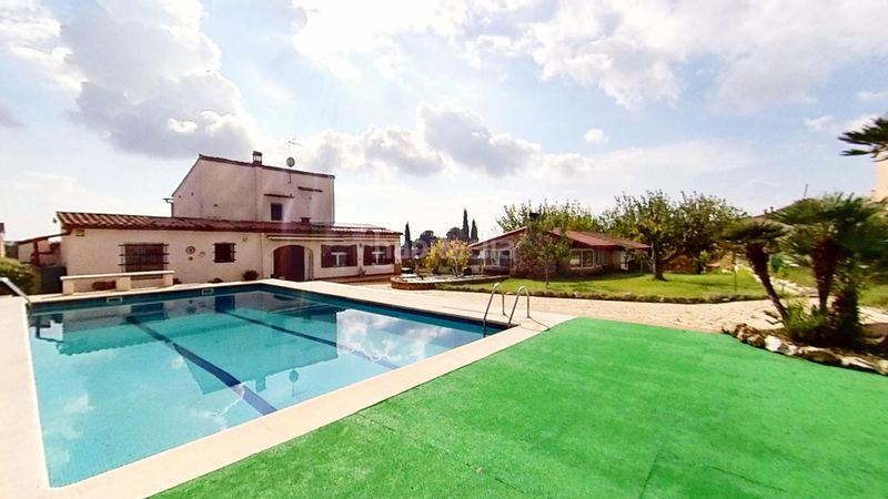 Foto 95a8473a-cbaa-4fa1-abb7-a6b6d1f76e14. Casa amb calefacció aparcament piscina a Nou Vendrell Vendrell (El)