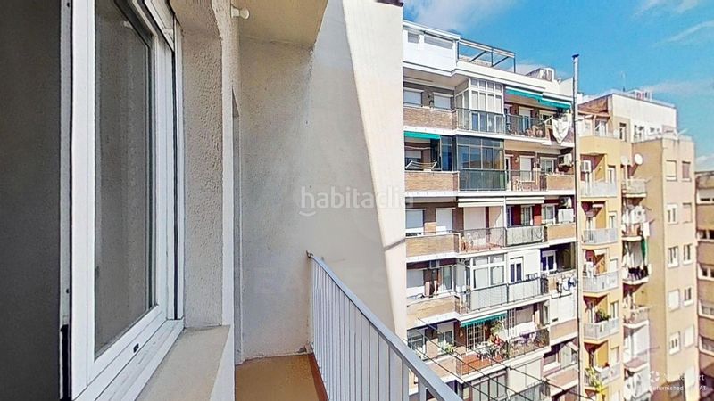 Foto ba3b9f42-7b92-4483-8346-aed6e25e71d3. Pis amb aparcament a El Camp de l´Arpa del Clot Barcelona