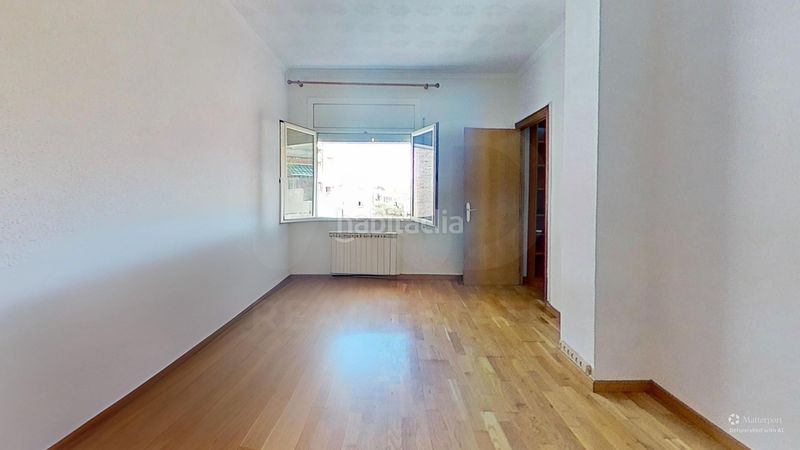 Foto f12711c9-34e4-465b-82b6-8299b8c5e432. Pis amb aparcament a El Camp de l´Arpa del Clot Barcelona