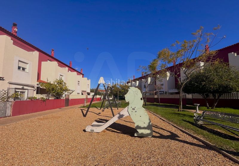 Foto 2a322a0d-0de6-44ba-a2d4-955c66e5612a. Casa aparellada amb calefacció piscina a Ayamonte ciudad Ayamonte