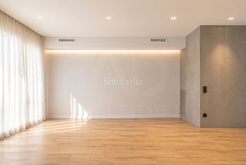 Foto 90002ace-77b6-4537-96bd-c77b89342430. Casa aparellada amb calefacció aparcament piscina a Sabadell