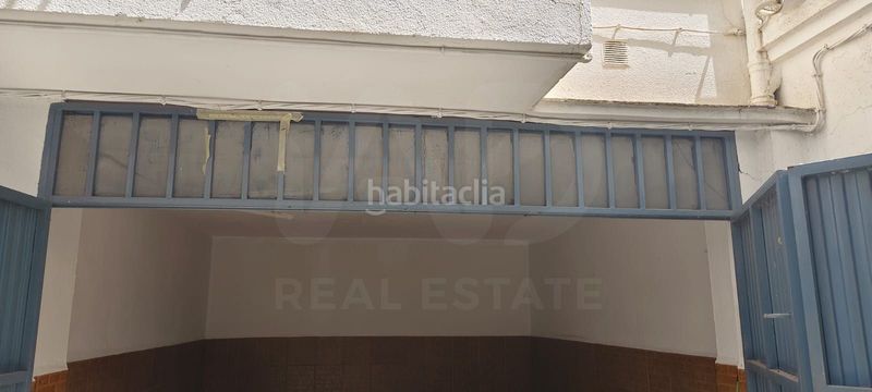 Foto 42e1f4ee-127c-44f0-a8a3-ed2717de3f70. Aparcament cotxe a Écija
