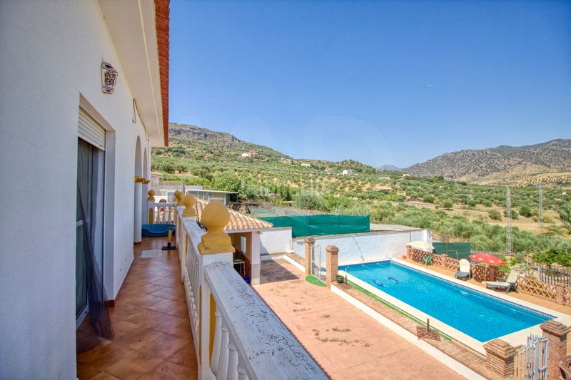 Foto fa7fbd76-8a73-40a1-abde-02033b7447cd. Casa amb calefacció aparcament piscina a Álora