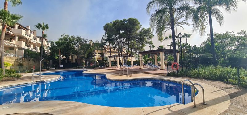 Foto b64bfeb0-85d9-4784-b811-fe9d6153377c. Pis amb calefacció aparcament piscina a Zona Miraflores Marbella