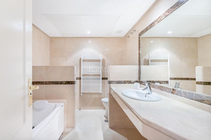 Foto d0d444a5-517f-4d82-b60e-b5d4b8125108. Pis amb calefacció aparcament piscina a Zona Miraflores Marbella