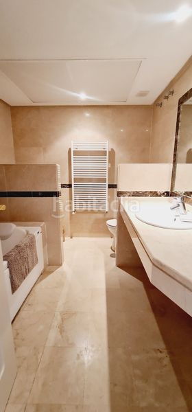 Foto e6ee6ac0-32b5-420d-9b31-0d685e616eba. Pis amb calefacció aparcament piscina a Zona Miraflores Marbella