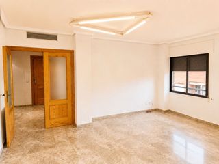 Etagenwohnung in Plaza de Toros-Avenida Chapí-Trinquete