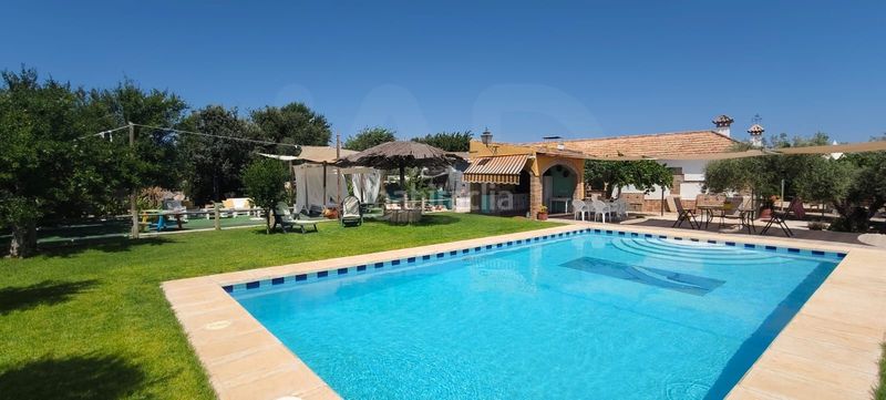 Foto fd0f2b0e-3f09-42ca-8916-80341baa271a. Casa amb piscina a Écija