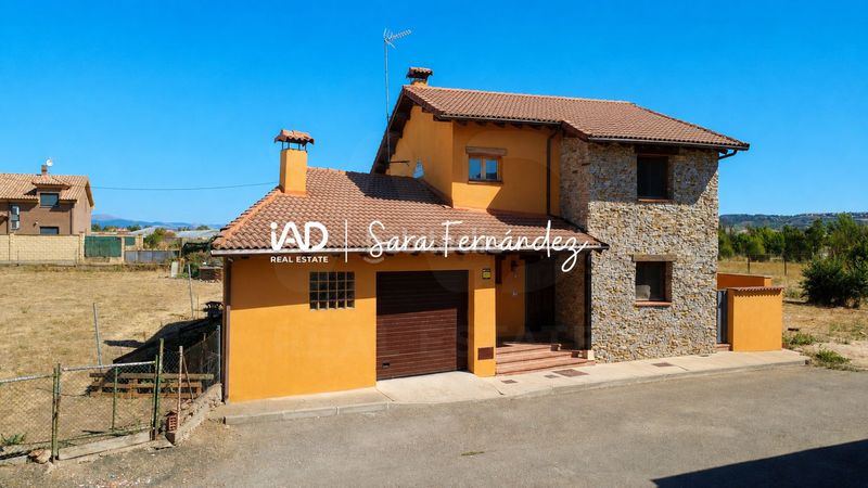 Foto da61a41d-5799-42b8-97ae-cc59f420f890. Casa amb calefacció aparcament a Sariegos