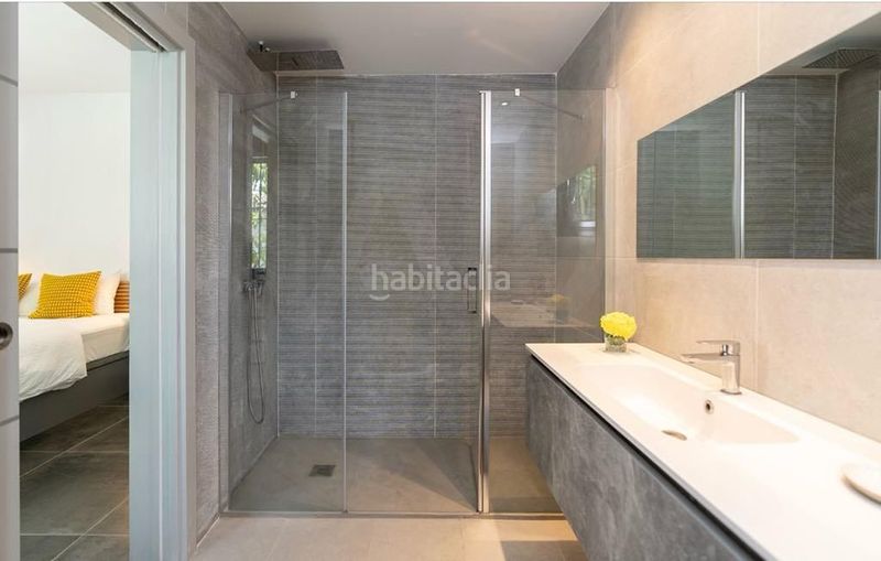 Foto 4b6e8f28-9140-4e6b-a8ad-b958d2974f49. Casa amb aparcament piscina a Las Brisas Marbella