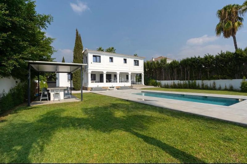Foto 80fb00b5-2c3b-4446-ae1e-9811b49ab4e3. Casa amb aparcament piscina a Las Brisas Marbella