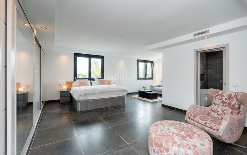 Foto f6b786f1-e56a-452e-9bf3-c8b8ec959119. Casa amb aparcament piscina a Las Brisas Marbella
