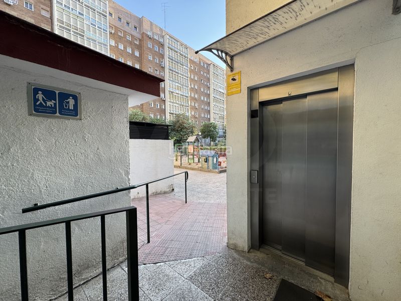 Foto f3614325-21c6-4e06-9fc9-6b4e329f1b84. Aparcament cotxe a Estrella Madrid