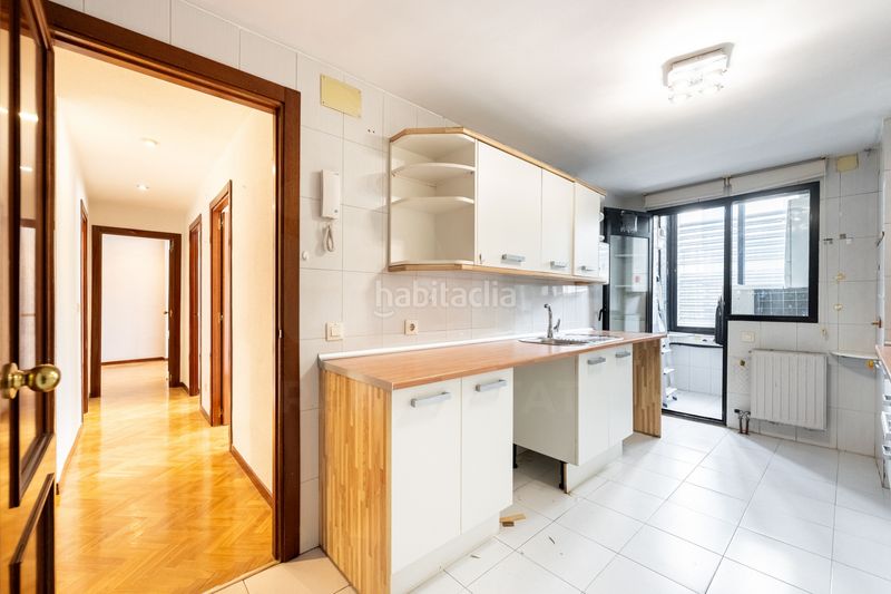 Foto fa1a6e0e-76c2-4b91-9d99-0b97002db7fe. Pis amb calefacció aparcament a Costillares Madrid