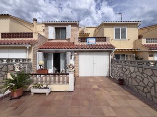 Casa aparellada a Riells