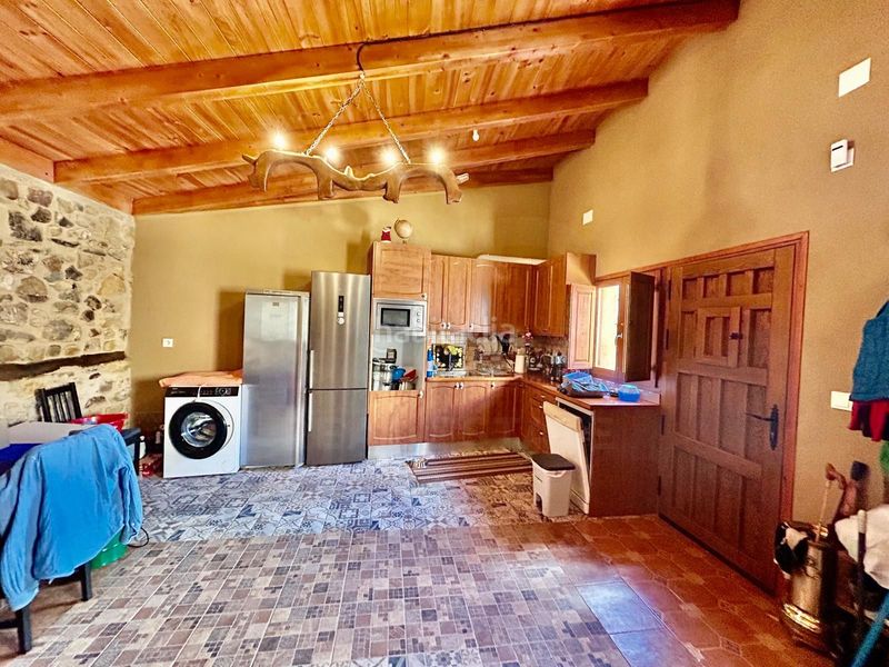 Foto a5385998-f9e7-4241-99e6-0b17a0e46cff. Casa amb aparcament a Castrocontrigo
