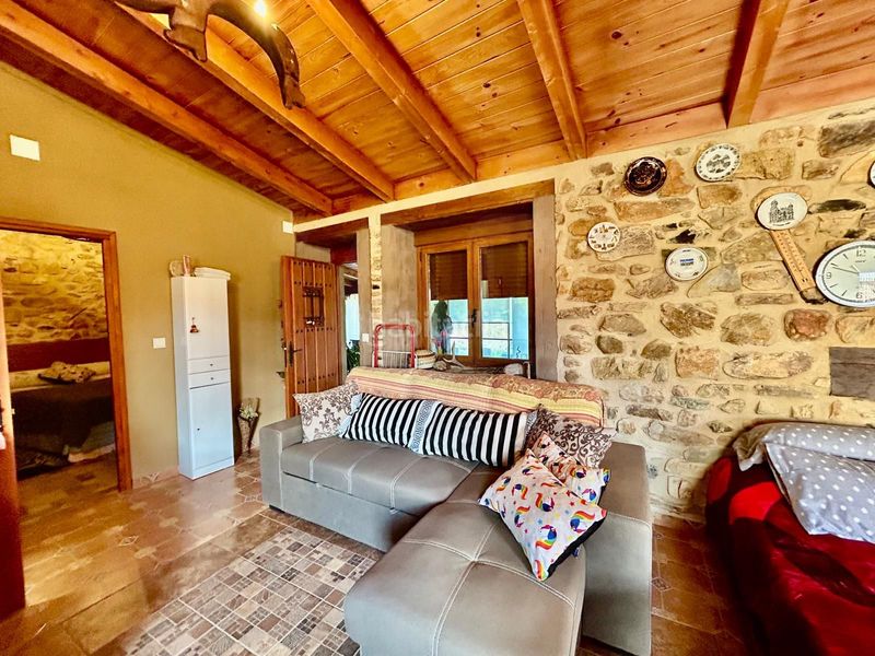 Foto a8b3e7f8-b2c5-4616-aa8d-05ef8baed252. Casa amb aparcament a Castrocontrigo