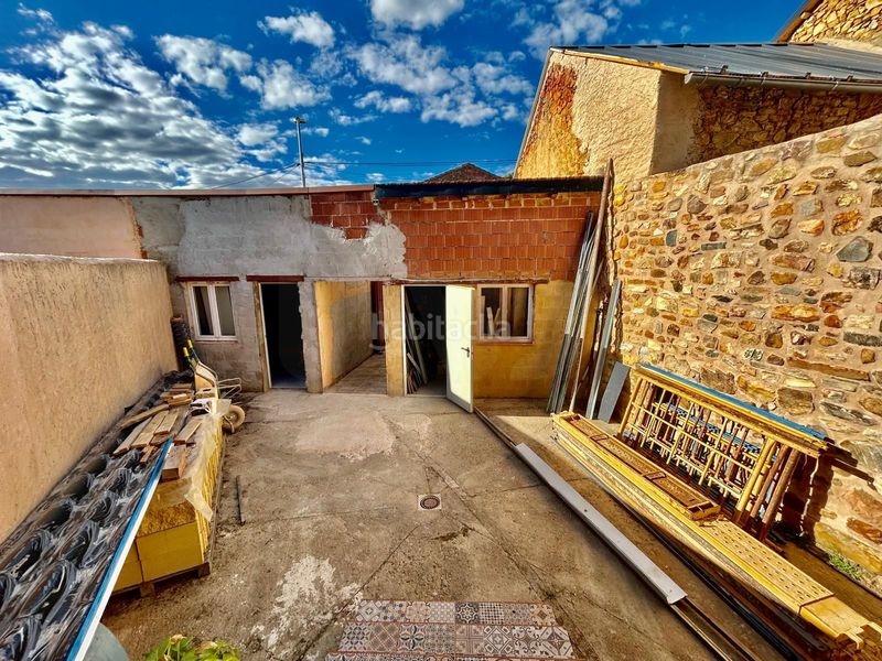 Foto be39c227-69de-42c2-a4ec-718bc4b75e2c. Casa amb aparcament a Castrocontrigo