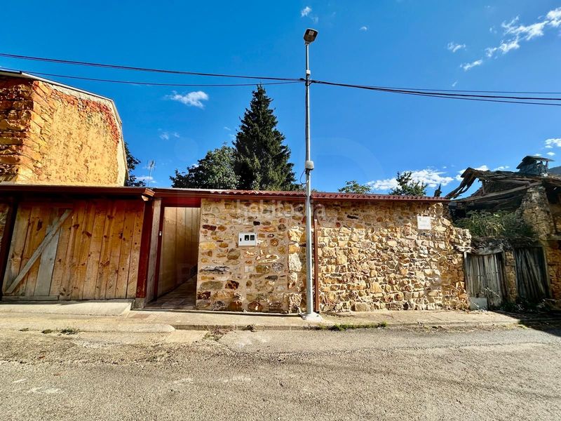 Foto fd6d9e2f-e1ba-4a5f-8c74-d4ef0a477c77. Casa amb aparcament a Castrocontrigo
