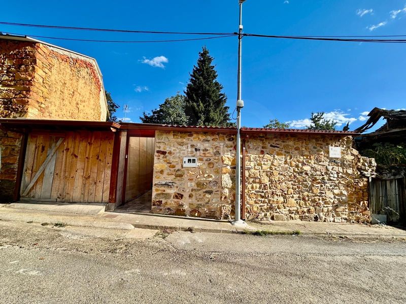 Foto fdbfb911-68aa-4b73-974e-a01e025d8a5e. Casa amb aparcament a Castrocontrigo