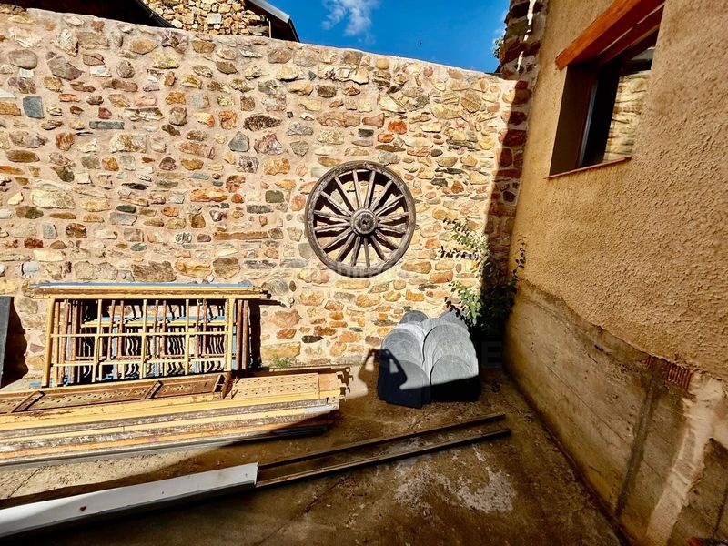 Foto fec0edc4-3785-4d9b-bd31-d674fc23a6eb. Casa amb aparcament a Castrocontrigo